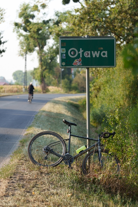 Rower oparty o znak z napisem "Oława"